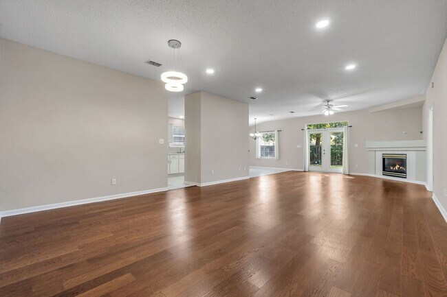 1345 Old Village Rd in Tallahassee, FL - Building Photo - Building Photo