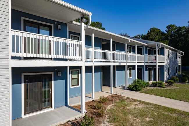 Azure Cove Apartment Homes in Garden City, GA - Foto de edificio - Building Photo