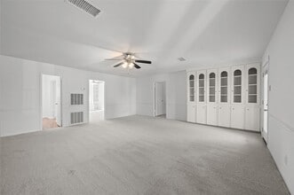 4702 Bayou Vista Dr, Unit 20-104 in Houston, TX - Building Photo - Building Photo