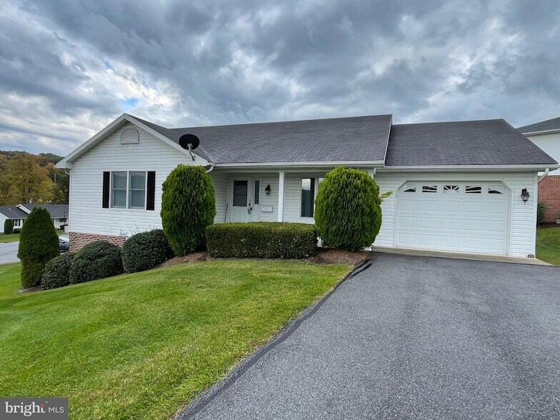 73 Garden Dr in Berkeley Springs, WV - Building Photo