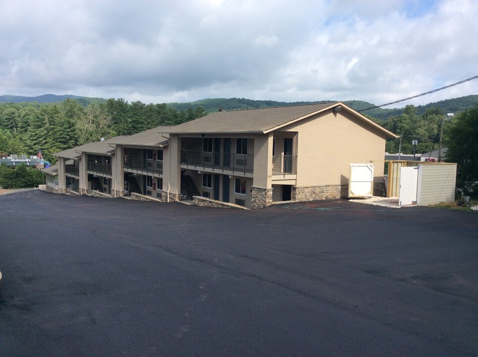 200 Asheville Hwy in Brevard, NC - Foto de edificio