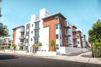 The Centennial Apartments - 10555 Bloomfield in Toluca Lake, CA - Foto de edificio - Building Photo