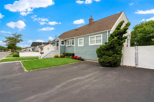 551 Fire Island Ave in Babylon, NY - Building Photo - Building Photo