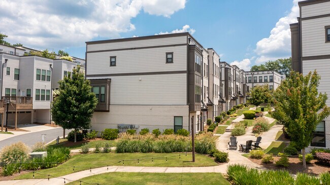 2110 Holtz Ln in Atlanta, GA - Building Photo - Building Photo
