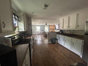 1606 Wagon Rd in Wallis, TX - Building Photo - Building Photo