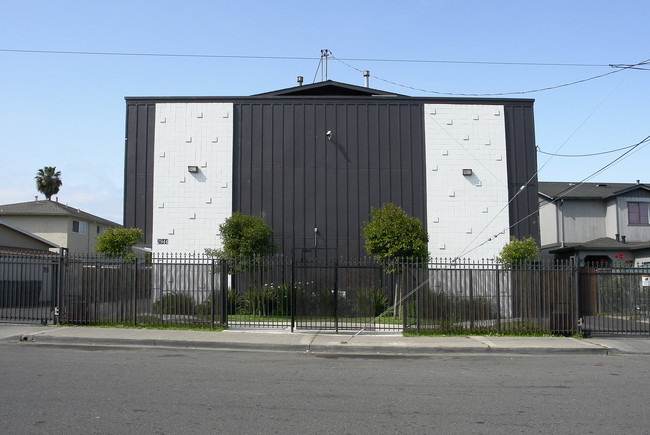 2944 Calvin Ave in Redwood City, CA - Foto de edificio - Building Photo