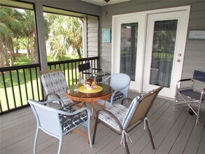 1013 Lake Avoca Ct in Tarpon Springs, FL - Building Photo - Building Photo