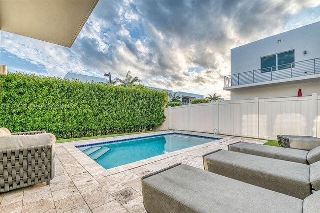 7446 NW 99th Ct in Doral, FL - Building Photo - Building Photo