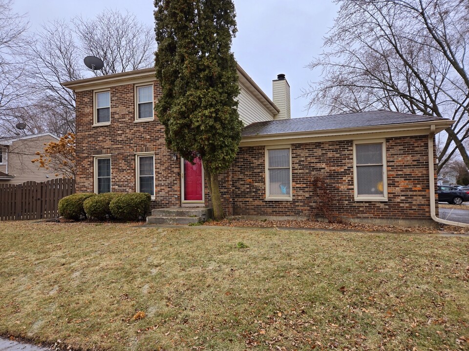 2375 Dogwood Ln in Aurora, IL - Building Photo