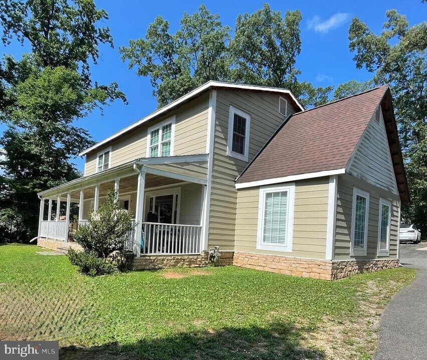 4038 Guinea Rd in Fairfax, VA - Building Photo