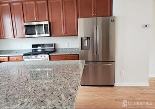 38 Bond St in North Brunswick, NJ - Building Photo - Building Photo