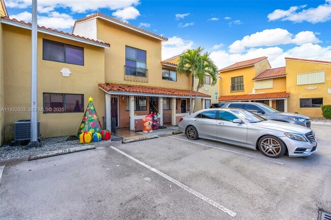 2740 W 63rd St in Hialeah, FL - Foto de edificio - Building Photo