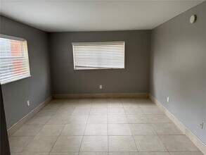 3600 NW 21st St, Unit 314 in Lauderdale Lakes, FL - Foto de edificio - Building Photo