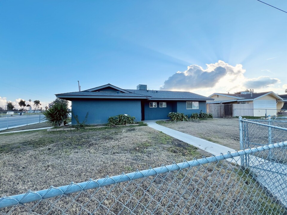 901 White Ln in Bakersfield, CA - Building Photo