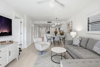 600 Neapolitan Way, Unit SI ID1494627P in Naples, FL - Building Photo - Building Photo