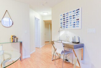 205 Queen St W in Toronto, ON - Building Photo - Building Photo