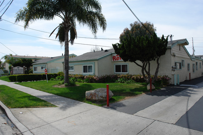 Casa Serena Townhomes in Costa Mesa, CA - Building Photo - Building Photo