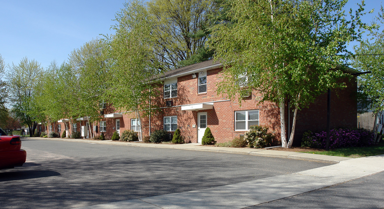 Briarwood Place in Chicopee, MA - Building Photo