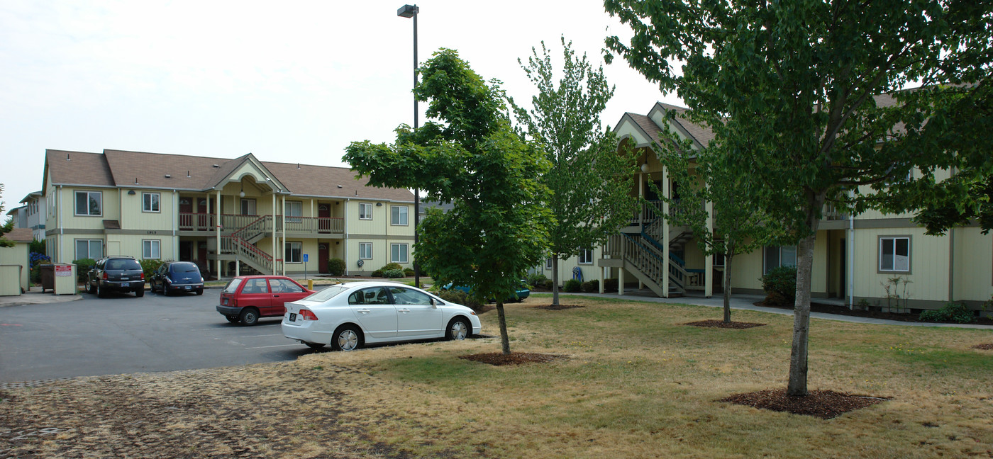 1915 Sizemore Dr NE in Salem, OR - Building Photo