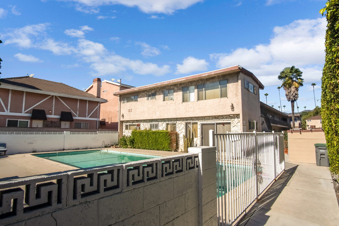 Acacia Courtyard in Glendale, CA - Building Photo