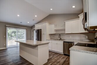 1543 Charleston Dr in New Richmond, WI - Building Photo - Building Photo