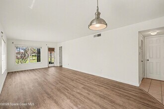 201 St Lucie Ln, Unit 301 in Cocoa Beach, FL - Foto de edificio - Building Photo