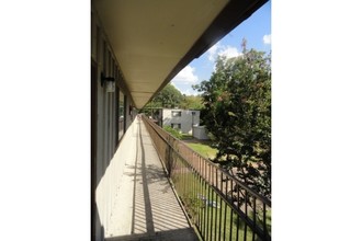 Spring Valley Apartments in Houston, TX - Building Photo - Building Photo