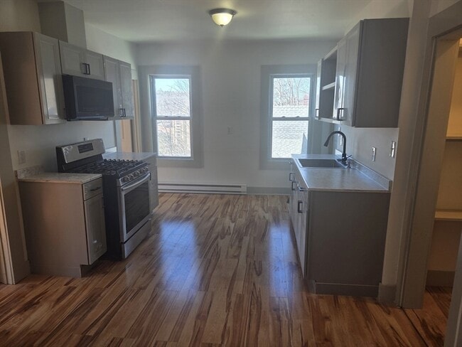 40 Garnet St, Unit 2 in Fitchburg, MA - Foto de edificio - Building Photo