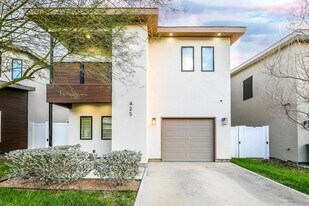 425 Deer Path Lp in Laredo, TX - Building Photo