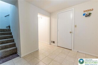 8315 Countryside Ln in Fogelsville, PA - Foto de edificio - Building Photo