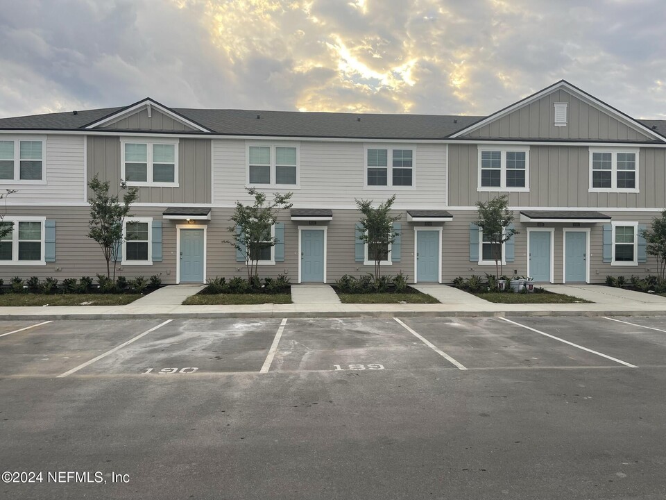 8281 Zenith Cir in Jacksonville, FL - Foto de edificio