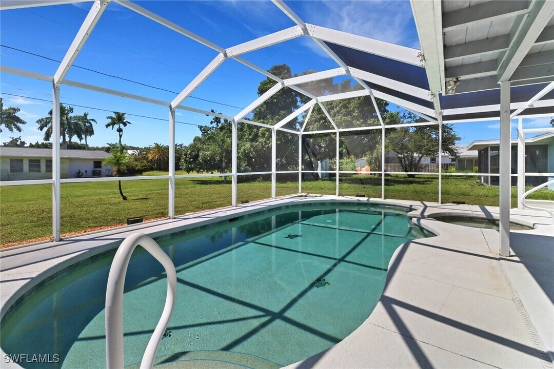 1200 Hilltop Dr in Naples, FL - Building Photo