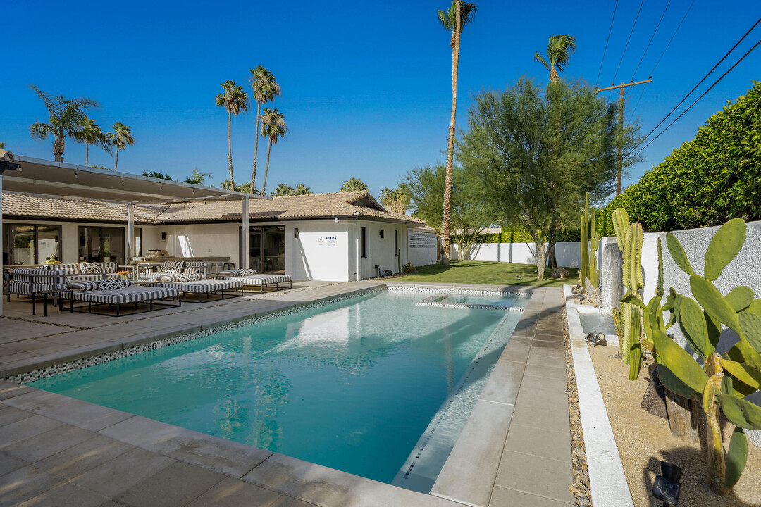 505 N Camino Real in Palm Springs, CA - Building Photo