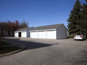 8351 Harbach Blvd in Clive, IA - Building Photo - Building Photo