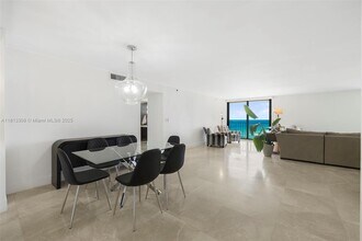 2625 Collins Ave, Unit 907 in Miami, FL - Foto de edificio - Building Photo