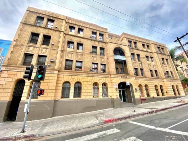 The Roxy Apartments in Los Angeles, CA - Building Photo