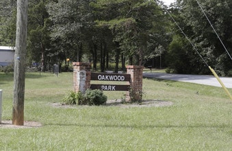 Oakwood Park in Simpsonville, SC - Building Photo - Building Photo