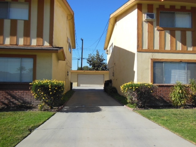 11739 Bellflower Blvd in Downey, CA - Building Photo - Building Photo