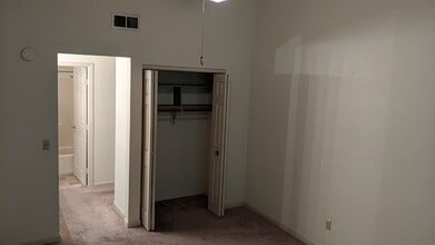 College Court in Appleton, WI - Foto de edificio - Building Photo