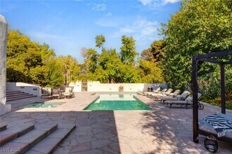 7330 N Rainbow Blvd in Las Vegas, NV - Building Photo - Building Photo