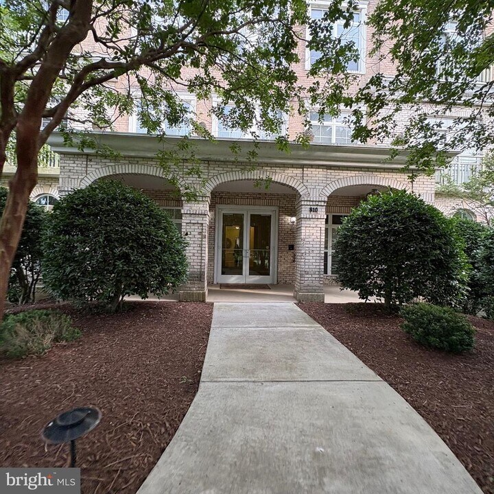 810 Belmont Bay Dr in Woodbridge, VA - Building Photo