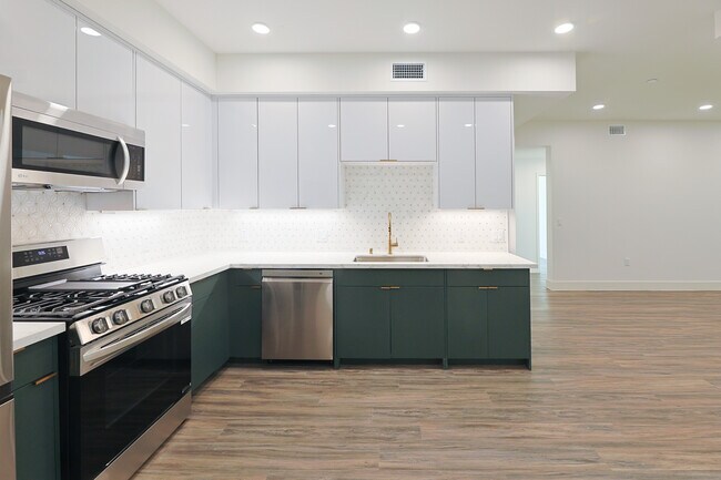 4000 Mont Clair Apartments in Los Angeles, CA - Building Photo - Building Photo