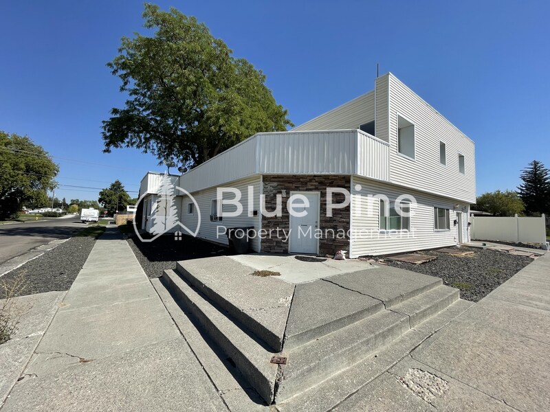 301 E 18th St in Idaho Falls, ID - Building Photo