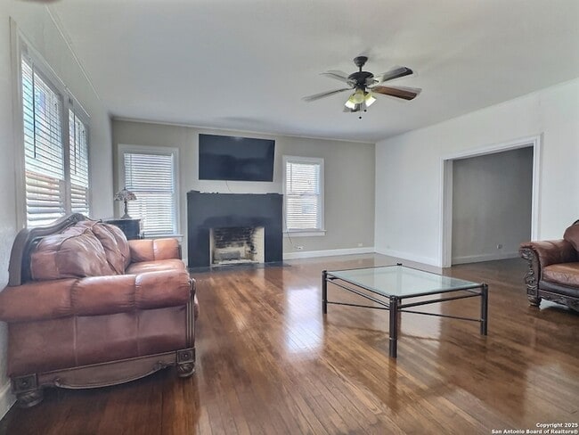 119 E Ridgewood Ct in San Antonio, TX - Building Photo - Building Photo
