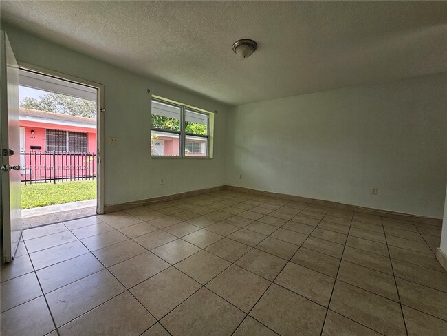 175 NE 168th St in North Miami Beach, FL - Building Photo - Building Photo