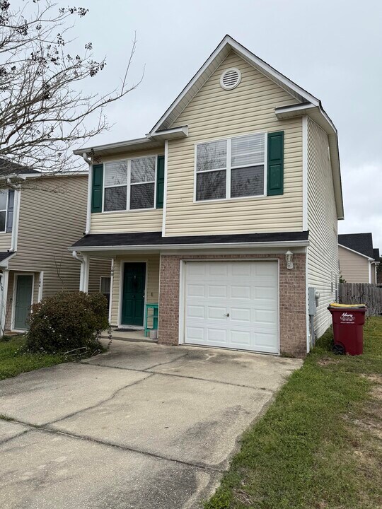 108 McNair Dr in Crestview, FL - Building Photo