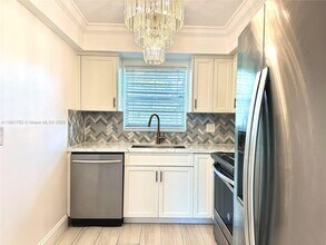 7300 SW 82nd St in Miami, FL - Building Photo - Building Photo