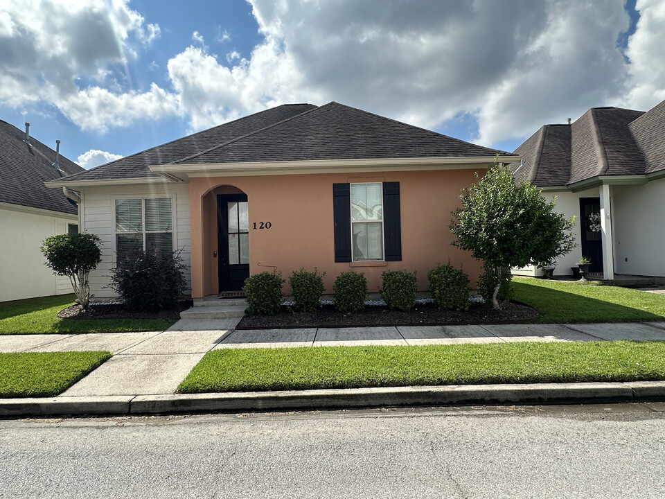 120 Laurel Grove Blvd in Youngsville, LA - Building Photo