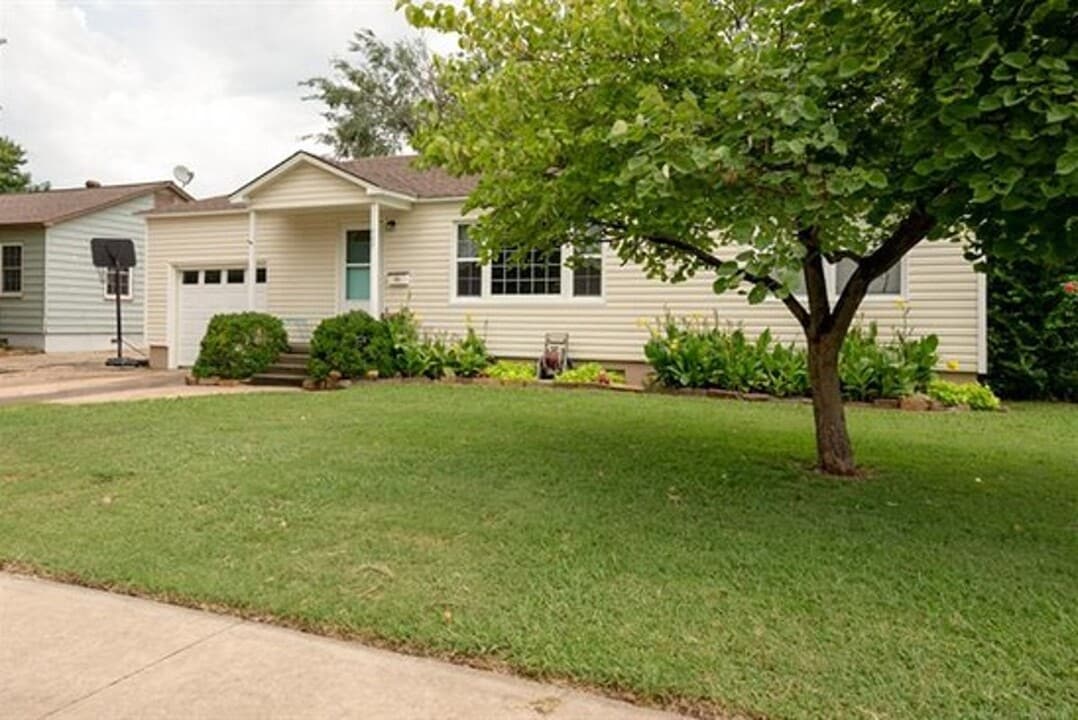407 N Cedar St in Owasso, OK - Building Photo