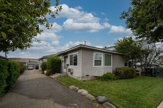 205-207 Mayflower Ave in Monrovia, CA - Foto de edificio - Building Photo